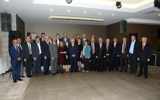 Aldırmaz'dan Meclis Üyelerine Plaket