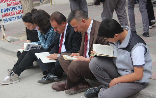Kaldırıma Oturup, Kitap Okudular