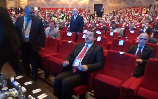 İş Sağlığı ve Güvenliği Konferansında Bakan Çelik'e 1 Mayıs Tepkisi