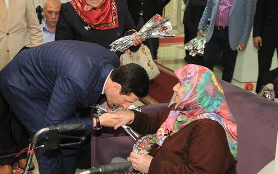 Başkan Tok Anneleri Unutmadı