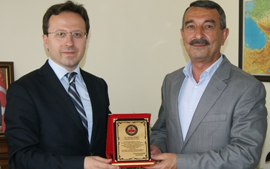 Kaymakam Şahin'den, Eski İl Genel Meclisi Üyelerine Plaket