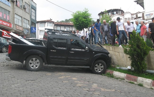 Freni Patlayan Araç Elektrik Direğine Çarptı