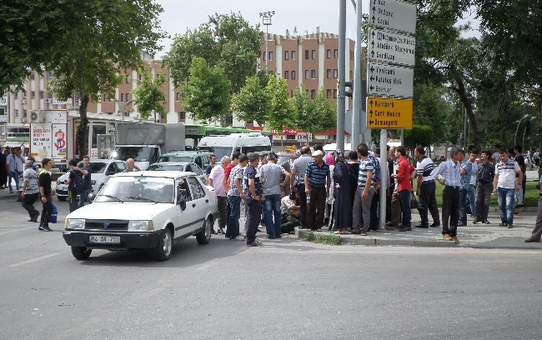 Karşıdan Karşıya Geçen Adama Araba Çarptı
