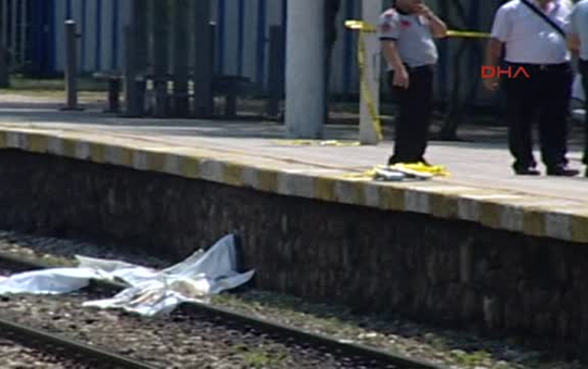 Bebek Arabasındaki Oğluyla Trene Binmek İsterken Trenin Hareket Etmesi Sonucu Peron ile Tren...