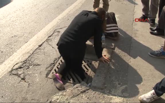 Kırık Parmaklığı Farkedemeyince Bacağı Mazgala Sıkıştı