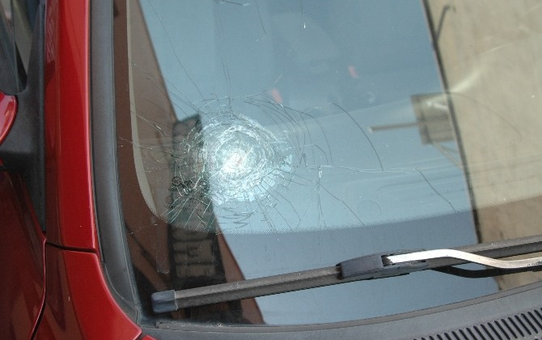Serseri Kurşun Otomobilin Camını Parçaladı