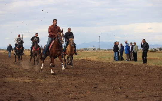 Rahvan At Yarışları Nefes Kesti