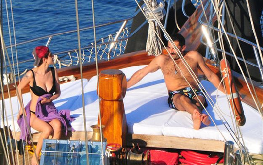 Kenan İmirzalıoğlu'ndan Sevgilisine Büyük Jest