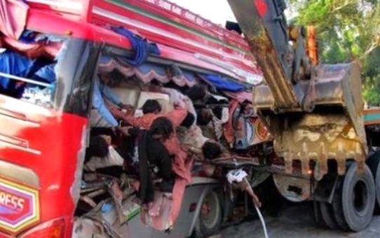 Pakistan'da Yolcu Otobüsü Kamyonla Çarpıştı: 56 Ölü