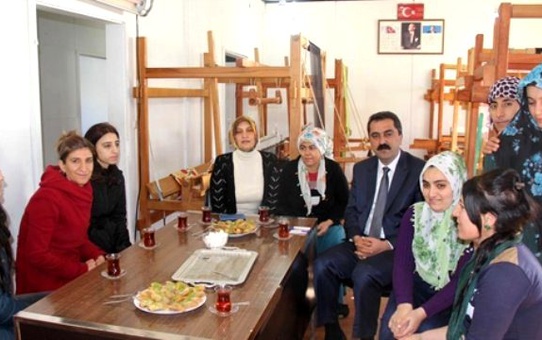 Dinar, İpek Puşi Atölyesi ve Aile Destek Merkezini Ziyaret Etti