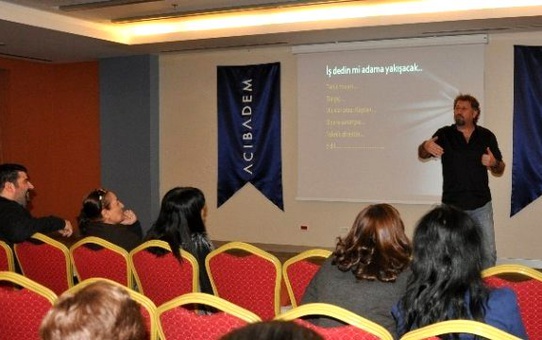 Acıbadem Adana'da Hastalara Stand-up Gösterisi