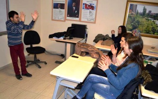 Engelli Eğitmenden 'İşaret Dili' Eğitimi