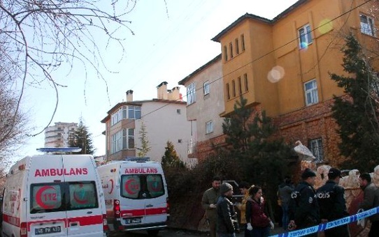Cinnet Getiren Baba, Hamile Eşini, Kızını ve Kendisini Öldürdü