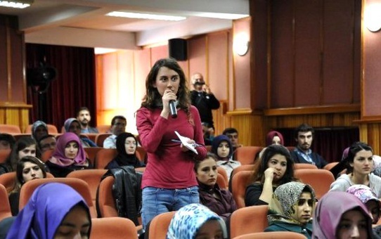 Yazar Ayşe Böhürler Beü'de