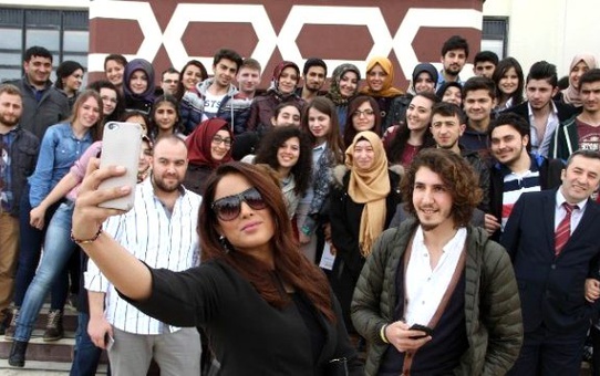 Sunucu Melike Emiroğlu, Öğrencilerle Söyleşi Yaptı