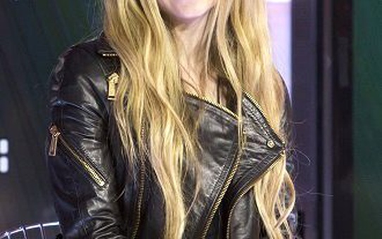 Avril Lavigne Kene Yüzünden Yatalak Oldu