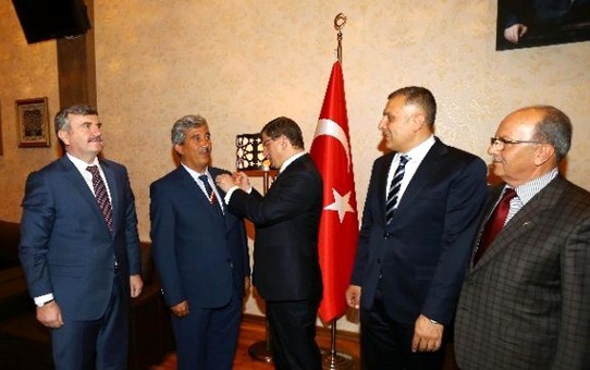 Akören Belediye Başkanına Rozetini Başbakan Taktı