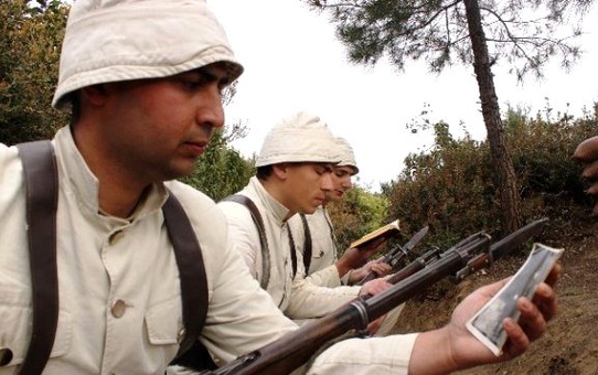 Gelibolu'ya Gelenleri 1915 Dönemi Kıyafetli Askerler Karşıladı