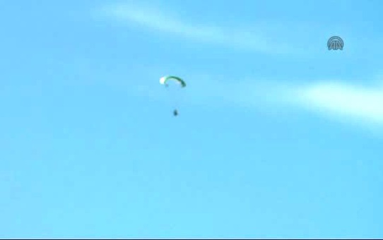 Yamaç Paraşütüyle Denize İnen Turist Korkuttu