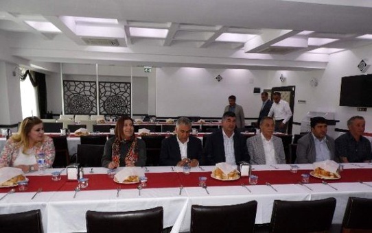 Ak Partililer Yemekte Buluştu