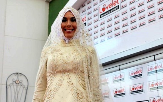 Özlem Özden Tesettürlü Gelinlikle Podyuma Çıktı