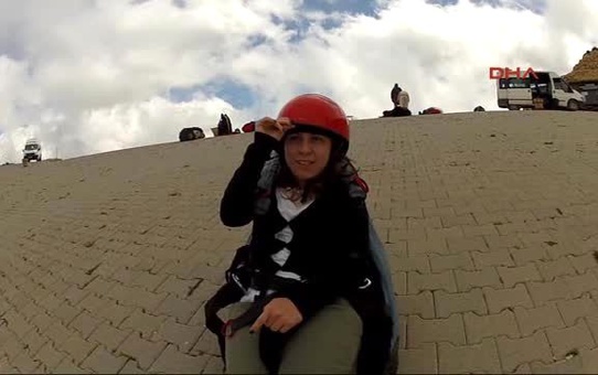 Yürüme Engelli Kızın Yamaç Paraşütü Mutluluğu