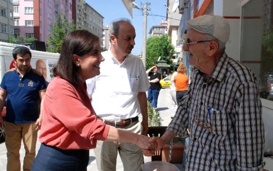 CHP Milletvekili Adayları Ziyapaşa Caddesi Esnafını Ziyaret Etti