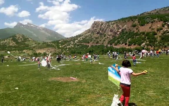 Çocuklar Kato Dağı'nda Uçurtma Uçurdu