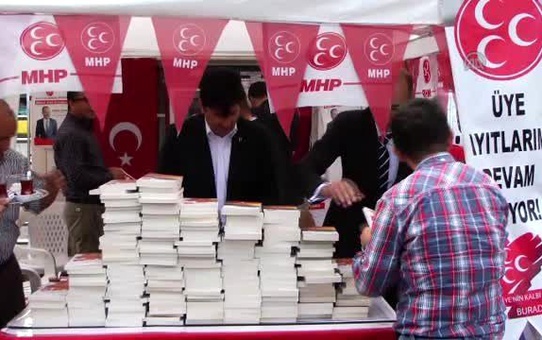 MHP Milletvekili Adayları Kitap Dağıttı