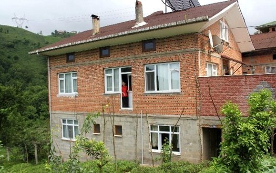 Yine Rize Yine İlginç Mimari! 2. Kattaki Balkon Kapısı Boşluğa Açılıyor