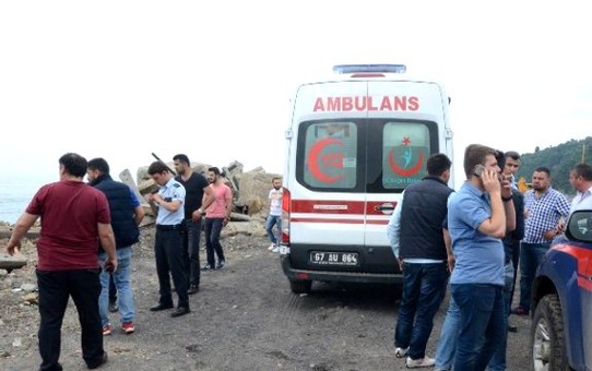 İhbar Üzerine Limana Gelen Ekipler, Sahilde Erkek Cesedi Buldu