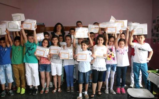 İzmir'de Öğrenciler Karne Sevinci Yaşadı