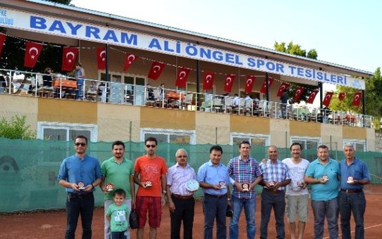 Tenis Turnuvasında Dereceye Girenlere Ödülleri Verildi