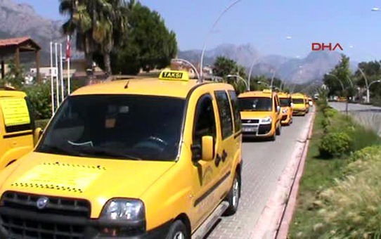 Kemer'de Taksicilerin Korsan Taşımacılık İsyanı