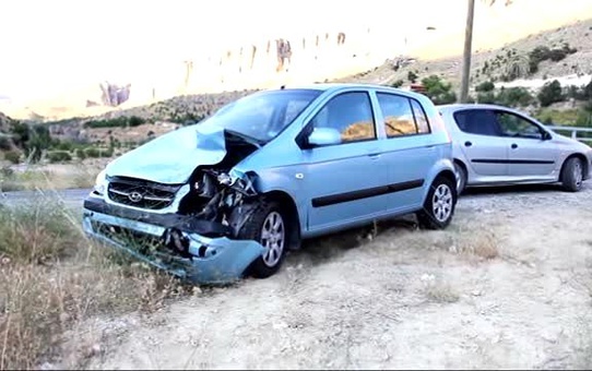 Otomobiller Çarpıştı: 8 Yaralı