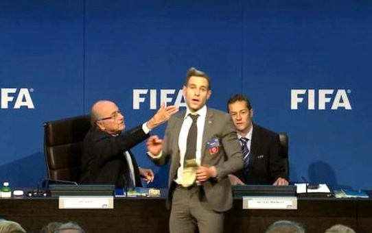 Sepp Blatter'in Yüzüne Para Fırlatıldı