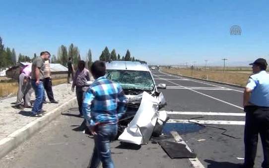 Otomobil Traktöre Çarptı: 7 Yaralı