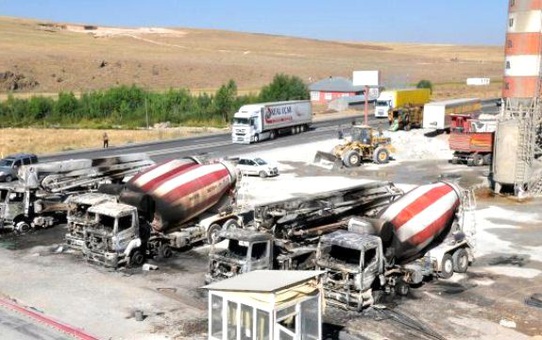 PKK'lılar Patnos'ta 7 Araç Yaktı