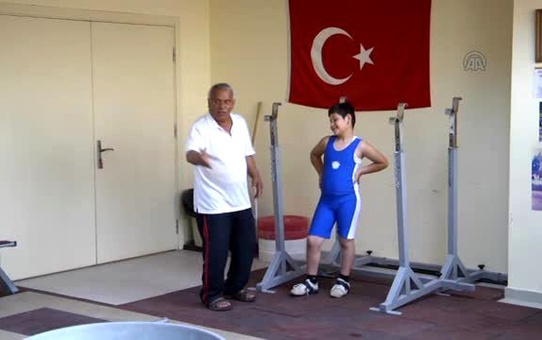 Halterin Şampiyonlarını Yetiştiriyor
