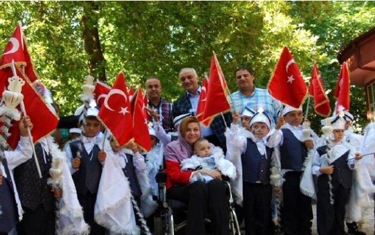 Kurtuluş Şenliklerinde Erkekliğe İlk Adımı Attılar