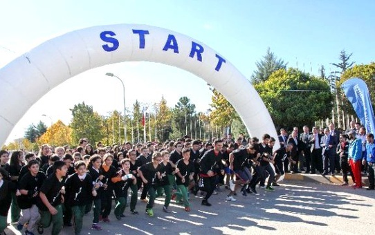 Atatürk Koşusunda Dereceye Giren Sporculara Ödülleri Verildi