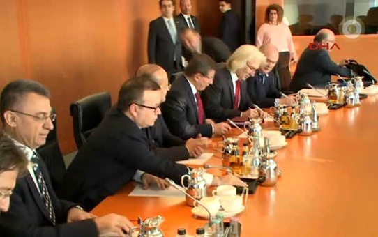 Davutoğlu ve Merkel Heyetler Arası Görüşmeye Başkanlık Etti