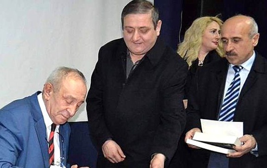 Okurlarına 'Çığlıkların Valsi'Ni İmzaladı