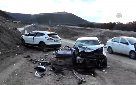 İznik'te İki Otomobil Çarpıştı: 1 Ölü, 4 Yaralı