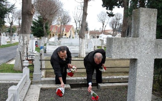 Gülbey: 'Artin Penik'in Mezarı Siyasi Duruşu Nedeniyle Bakımsız'