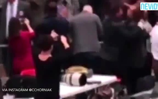 Trump'ın Korumaları Gazeteciyi Dövdü