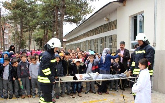 Oltu Karabekir İlkokulunda Gerçeğini Aratmayan Deprem ve Yangın Tatbikatı