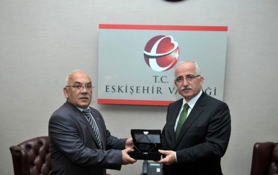 Emekli Vali Yardımcısı Metin Çınar'a Hizmet Anısı Vali Tuna Tarafından Verildi