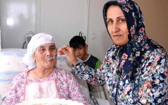 Boşandığı Eşinin Yatalak Annesine Bakıyor