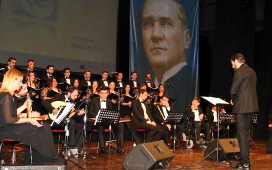 90 Yaşındaki Aladdin Yavaşca Sahnede